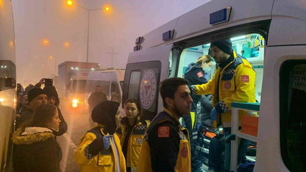 İşçi servisi tıra arkadan çarptı: 12  yaralı