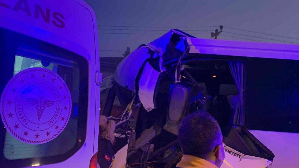 İşçi servisi tıra arkadan çarptı: 12  yaralı