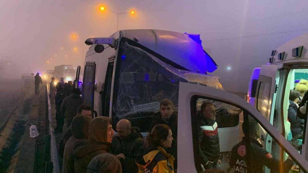 İşçi servisi tıra arkadan çarptı: 12  yaralı