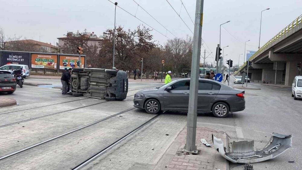 Konya’da çarpışan otomobillerden biri tramvay yoluna devrildi
