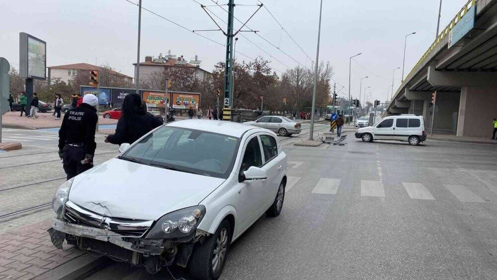 Konya’da çarpışan otomobillerden biri tramvay yoluna devrildi