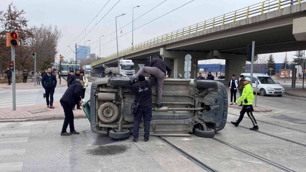 Konya’da çarpışan otomobillerden biri tramvay yoluna devrildi