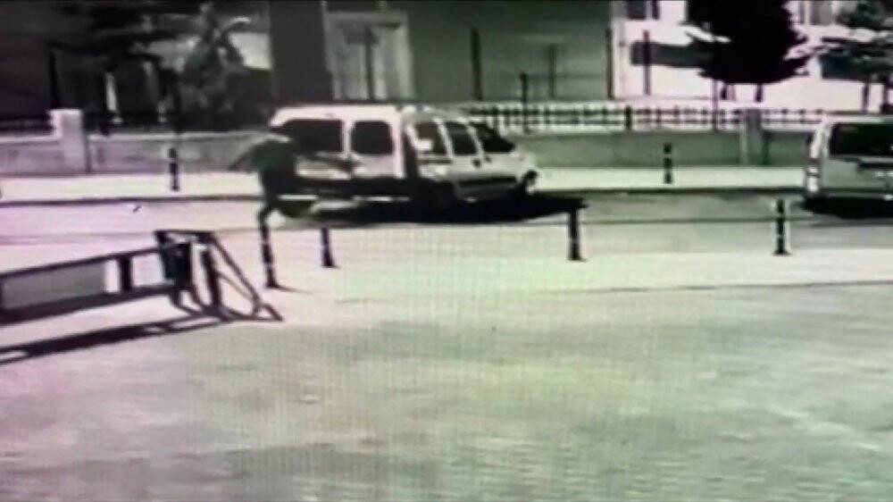 Hrsızlık yaptı, izini kaybettirmek için mezarlıktan kaçtı