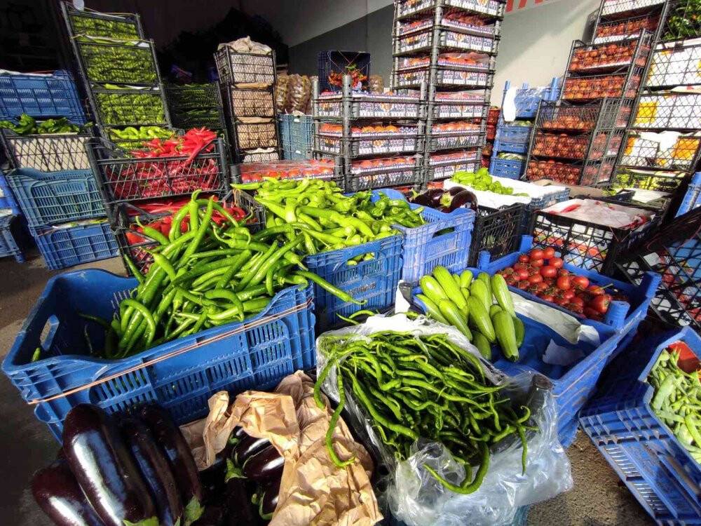 Meyve ve sebze tezgahlarında bolluk yaşanıyor