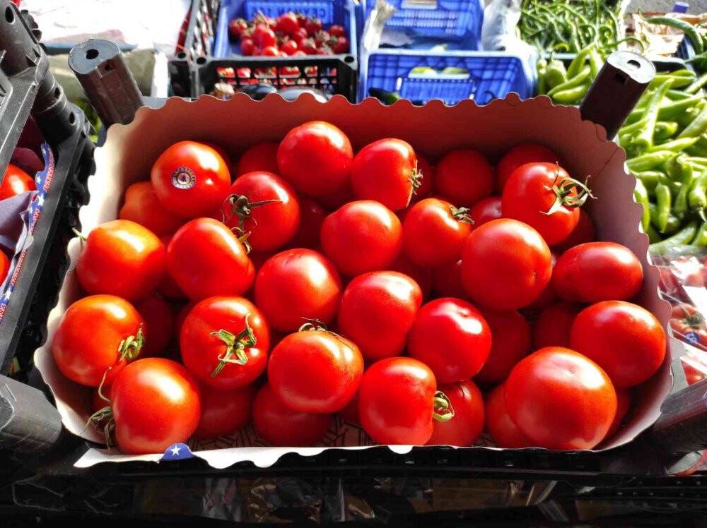 Meyve ve sebze tezgahlarında bolluk yaşanıyor