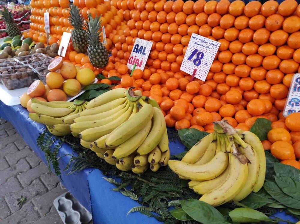 Meyve ve sebze tezgahlarında bolluk yaşanıyor