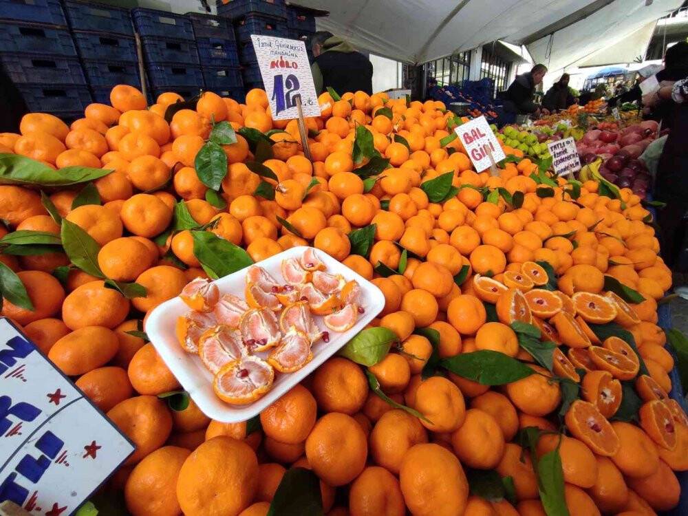 Meyve ve sebze tezgahlarında bolluk yaşanıyor