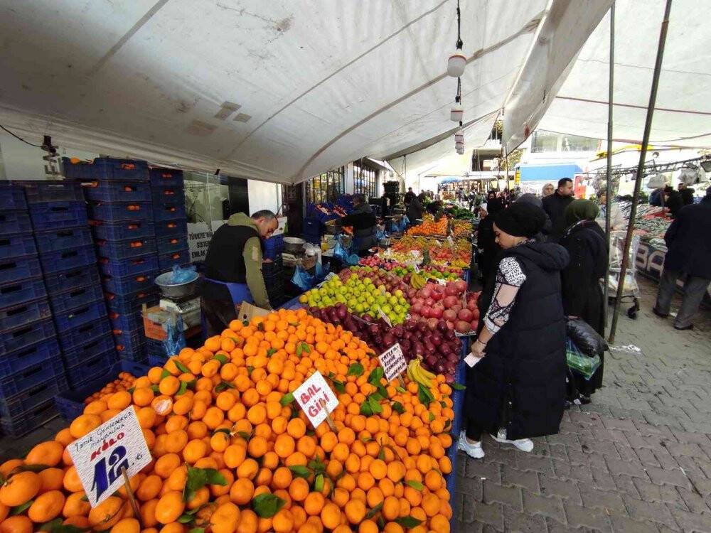 Meyve ve sebze tezgahlarında bolluk yaşanıyor