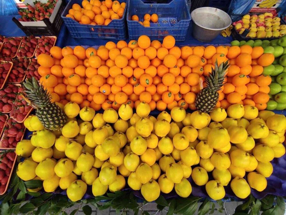 Meyve ve sebze tezgahlarında bolluk yaşanıyor