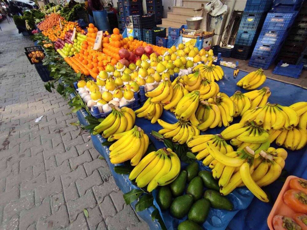 Meyve ve sebze tezgahlarında bolluk yaşanıyor