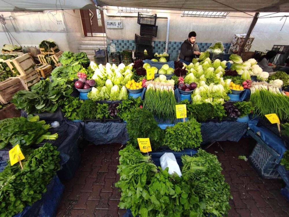 Meyve ve sebze tezgahlarında bolluk yaşanıyor