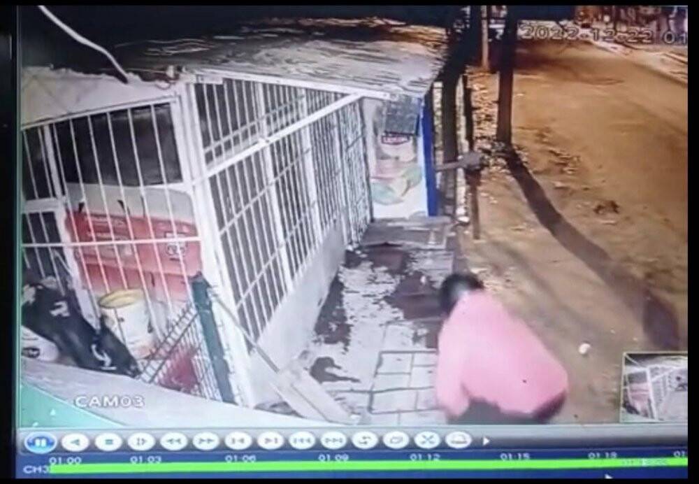 Niğde'de bir kişi büfeyi benzin dökerek yaktı