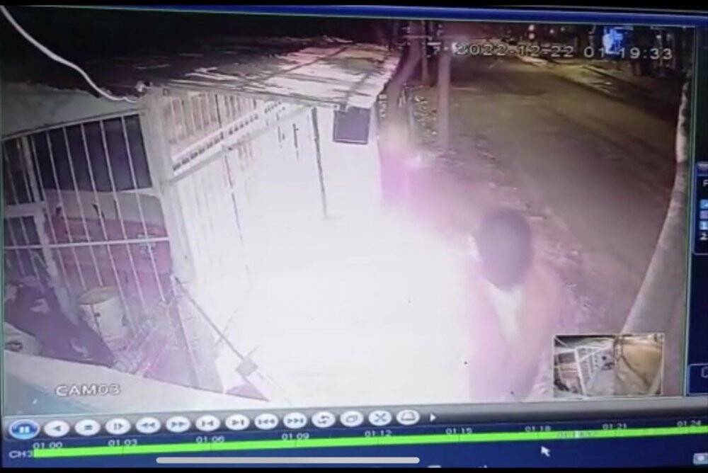 Niğde'de bir kişi büfeyi benzin dökerek yaktı