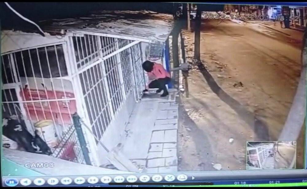 Niğde'de bir kişi büfeyi benzin dökerek yaktı