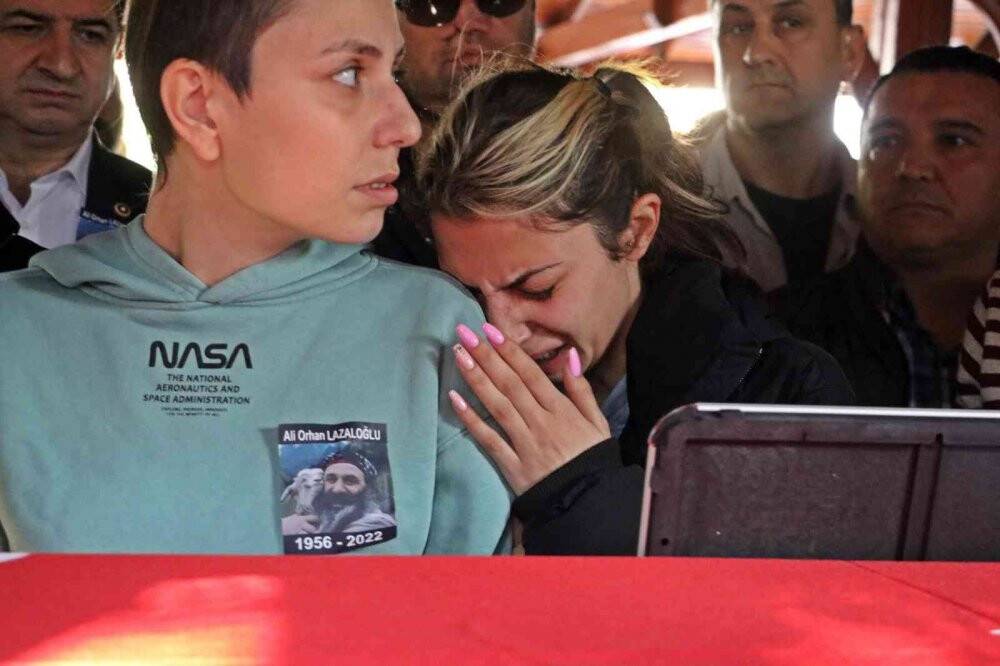 Duayen gazeteci son yolculuğuna gözyaşlarıyla uğurlandı