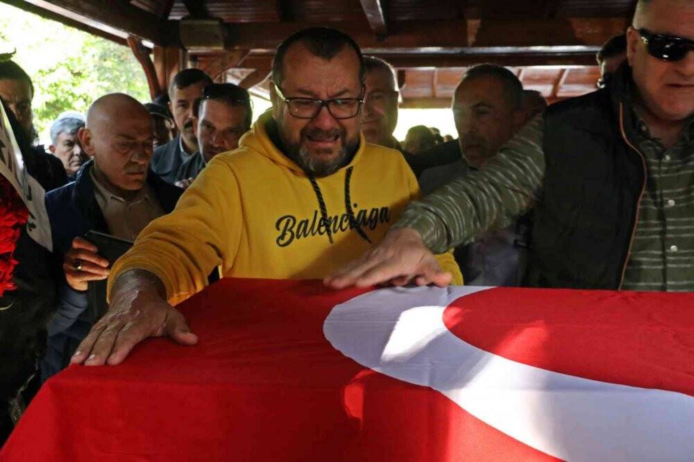 Duayen gazeteci son yolculuğuna gözyaşlarıyla uğurlandı