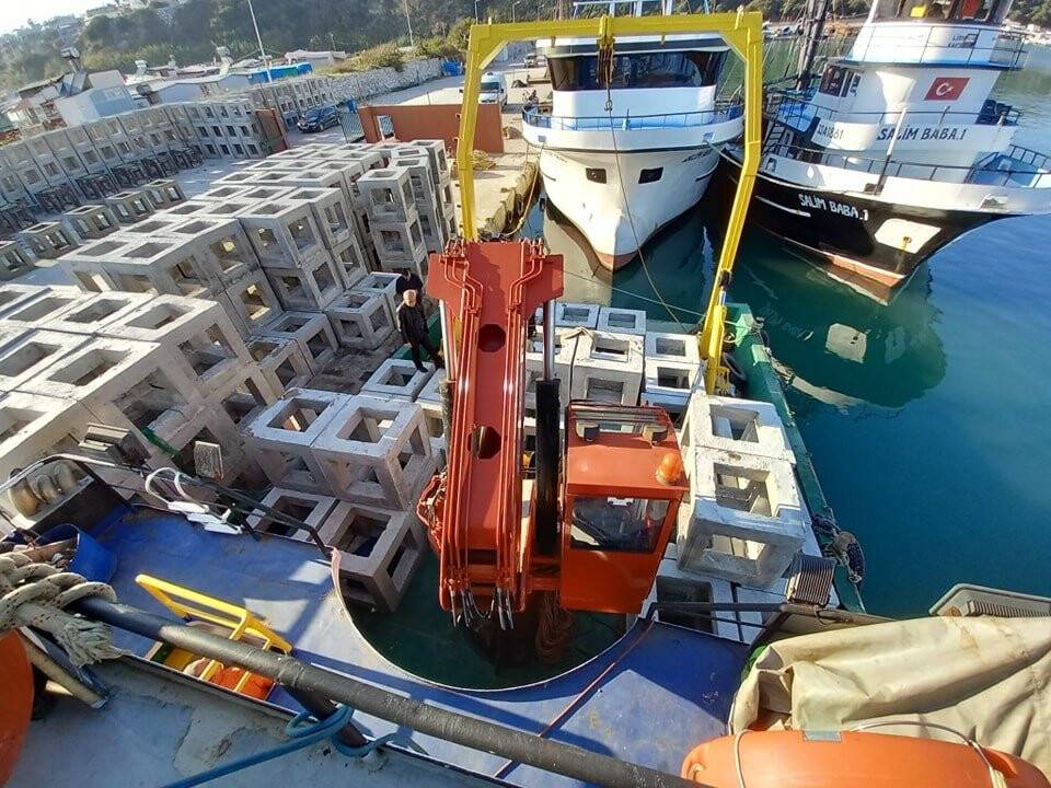 Adana'da denize yapay resif bırakıldı