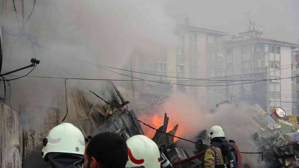 Maltepe’de işçilerin kaldığı konteyner alev aldı