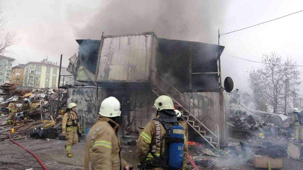 Maltepe’de işçilerin kaldığı konteyner alev aldı
