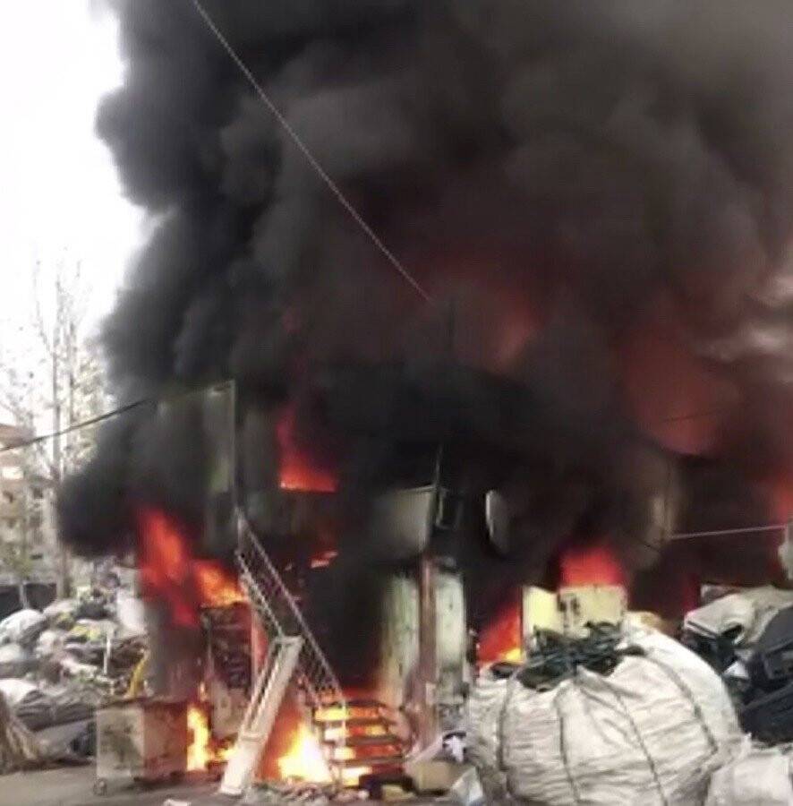 Maltepe’de işçilerin kaldığı konteyner alev aldı