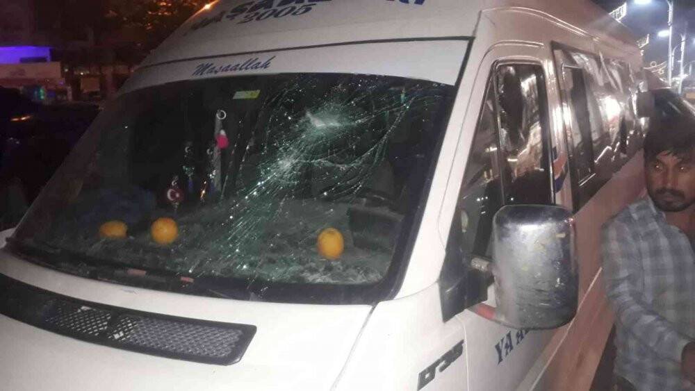 Telefonda tartıştığı adamın aracını kaldırım taşlarıyla parçaladı