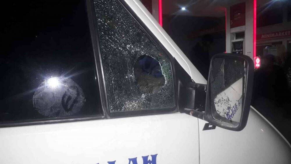 Telefonda tartıştığı adamın aracını kaldırım taşlarıyla parçaladı