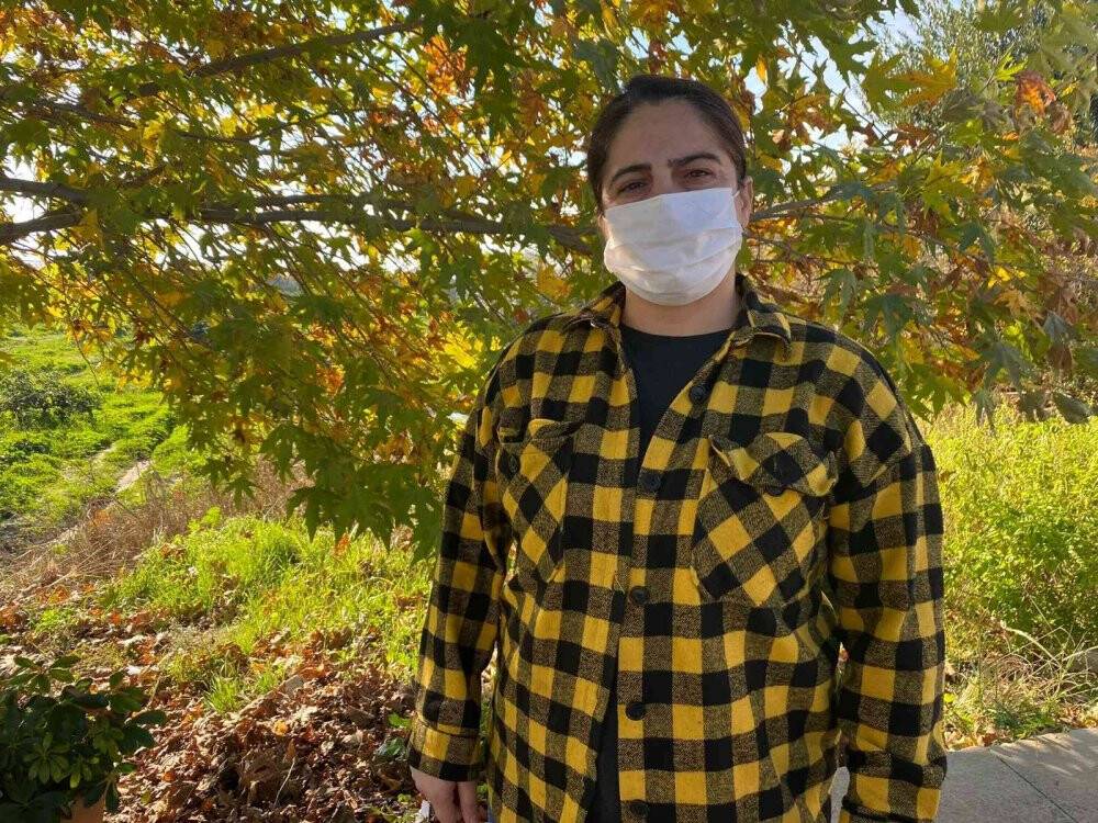 Telefonda tartıştığı adamın aracını kaldırım taşlarıyla parçaladı