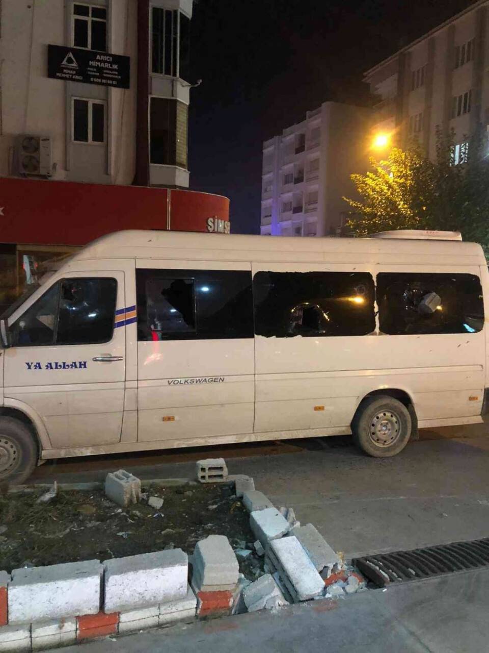 Telefonda tartıştığı adamın aracını kaldırım taşlarıyla parçaladı