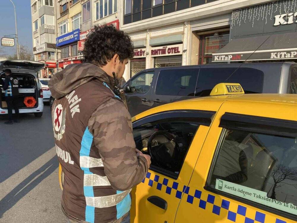 Elindeki çay ile araç kullanan sürücüden savunma