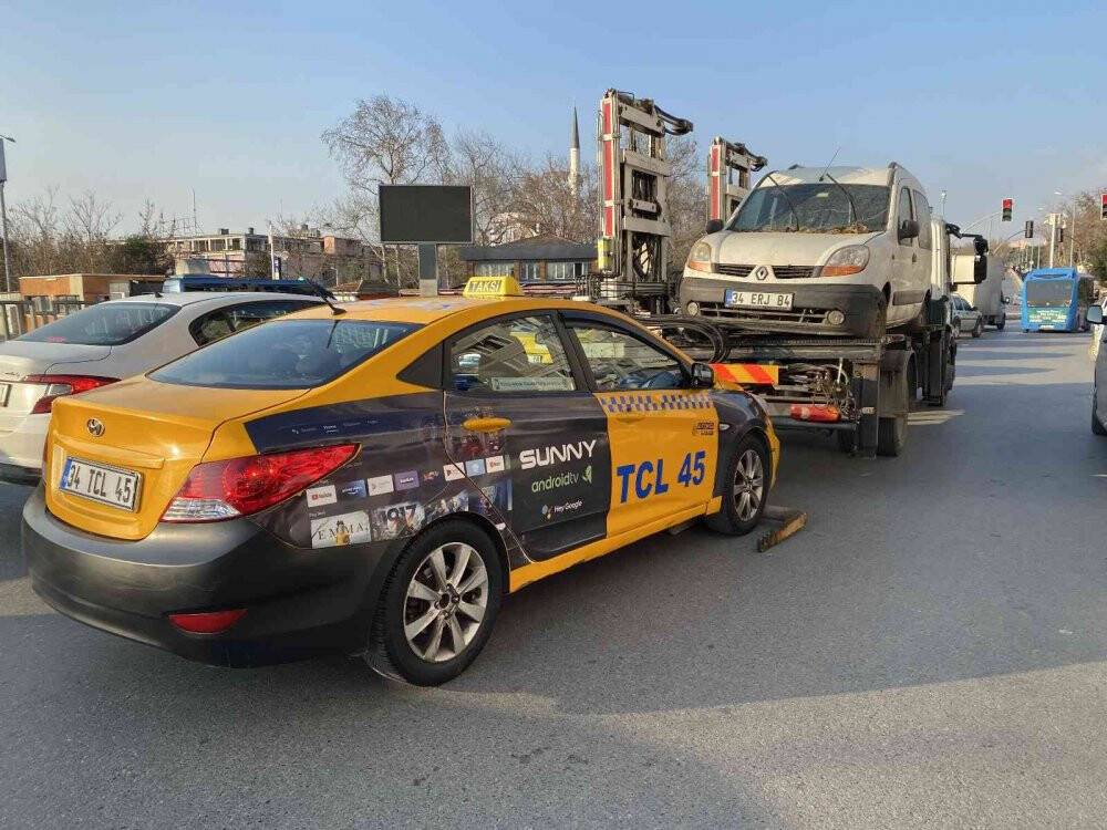 Elindeki çay ile araç kullanan sürücüden savunma