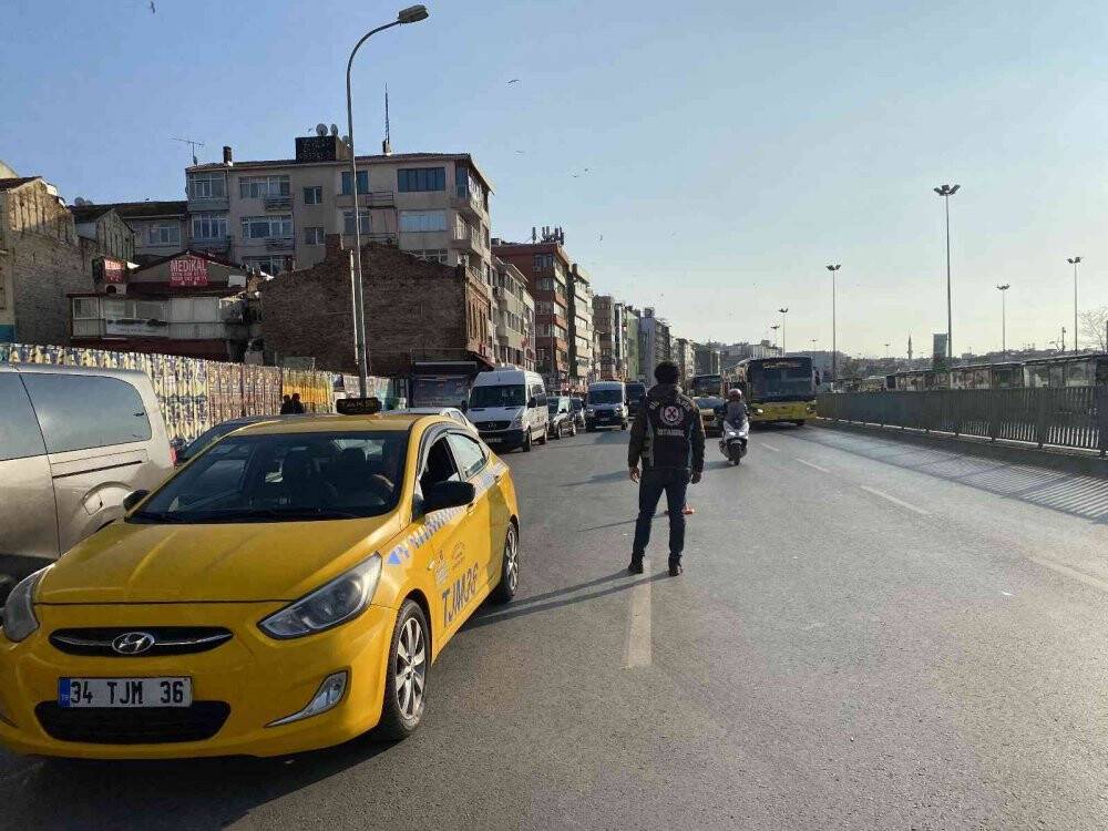Elindeki çay ile araç kullanan sürücüden savunma