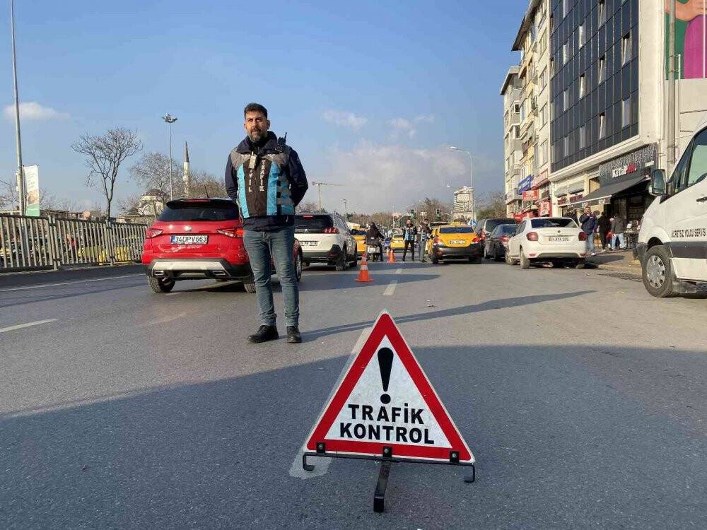 Elindeki çay ile araç kullanan sürücüden savunma