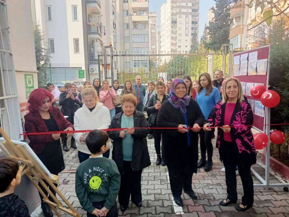 Miniklerden suluboya resim sergisi