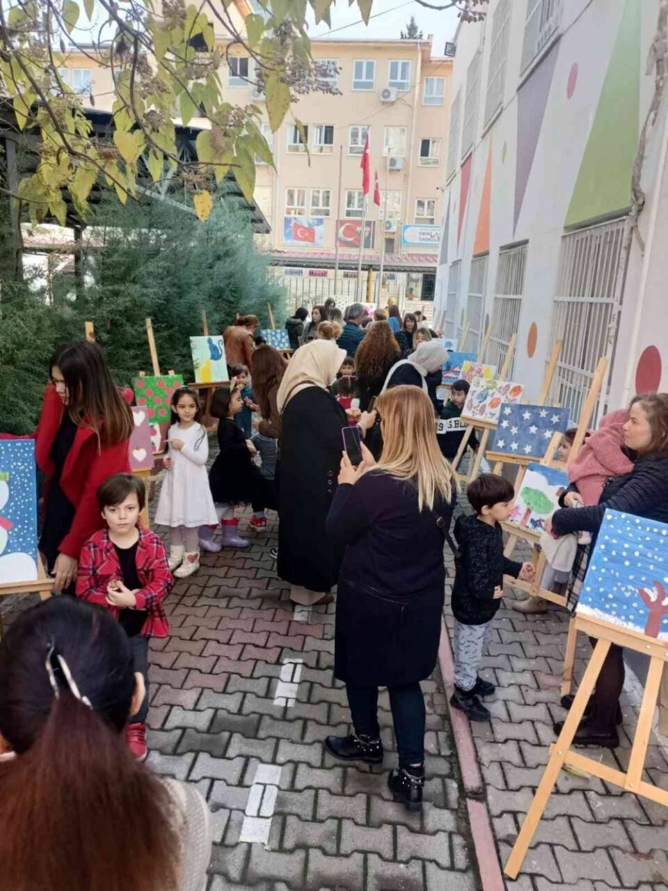 Miniklerden suluboya resim sergisi