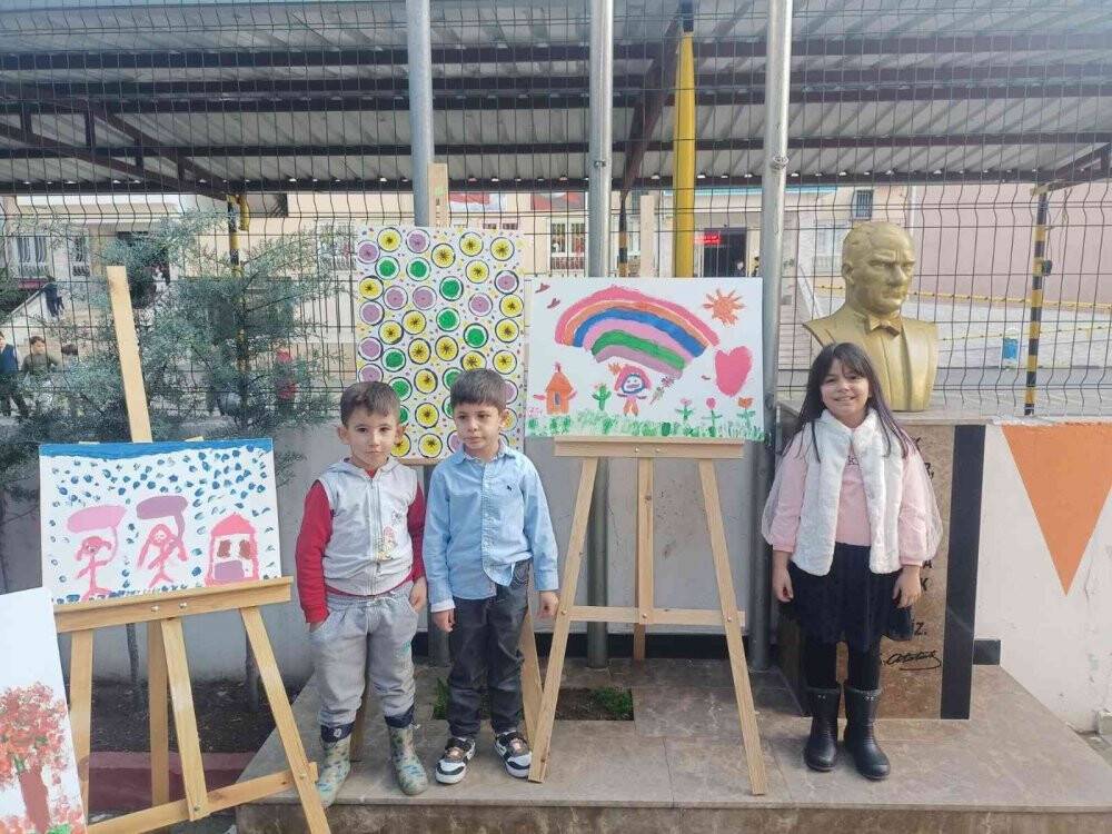 Miniklerden suluboya resim sergisi