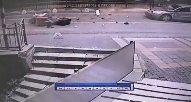 Motosikletli kurye yerde metrelerce sürüklendi