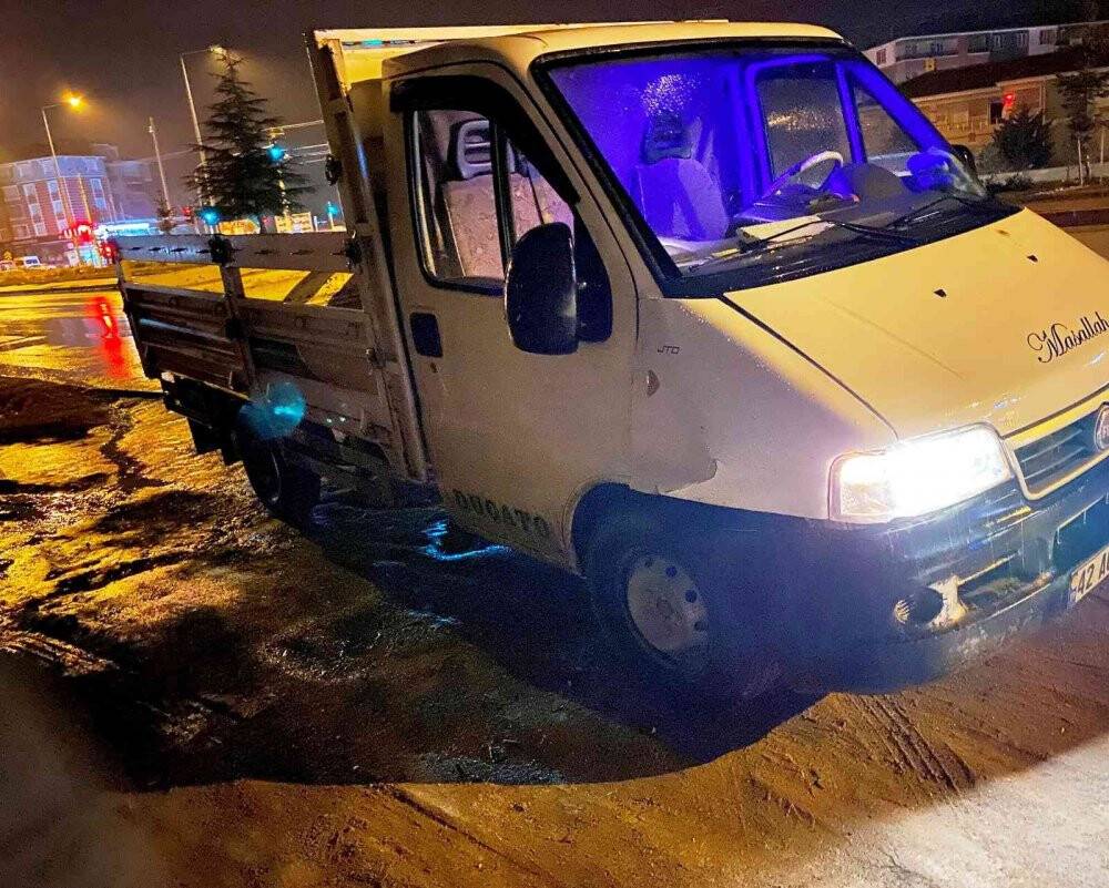 Otomobil ile  pikap çarpıştı