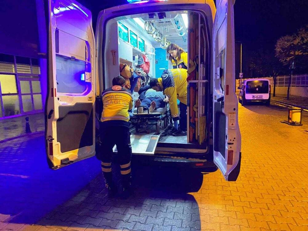 Otomobil ile  pikap çarpıştı