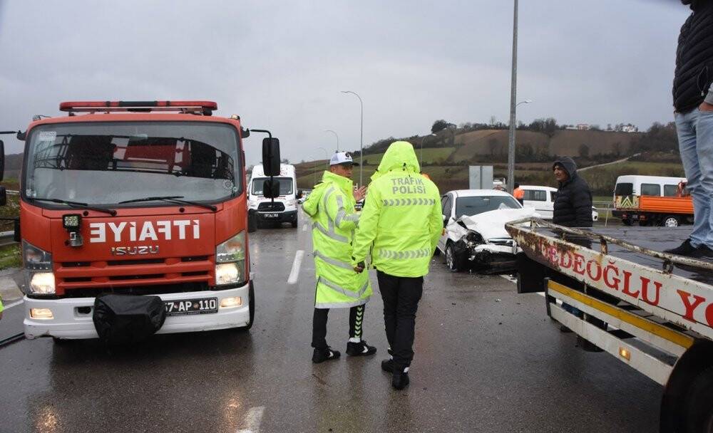 Otomobiller çarpıştı: 3 yaralı