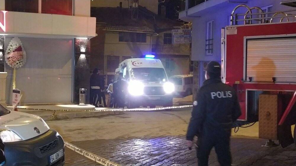 Polis ekipleri, dumanlar arasında kalan kediyi kurtardı