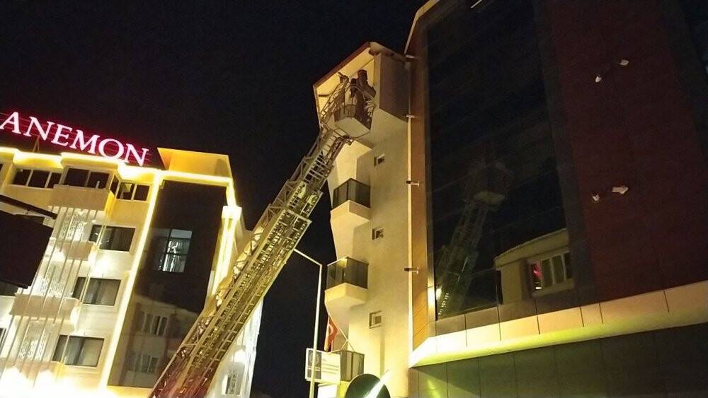 Polis ekipleri, dumanlar arasında kalan kediyi kurtardı