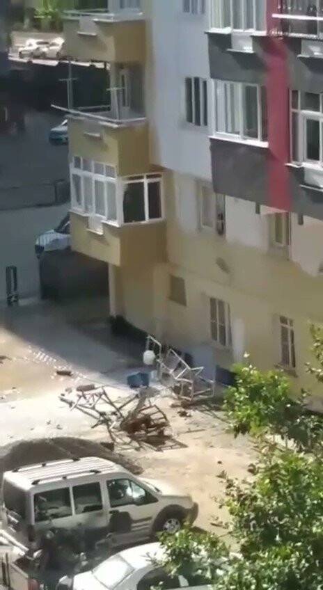 İskele üzerinden apartmanı boyayan işçiyi emniyet kemeri kurtardı