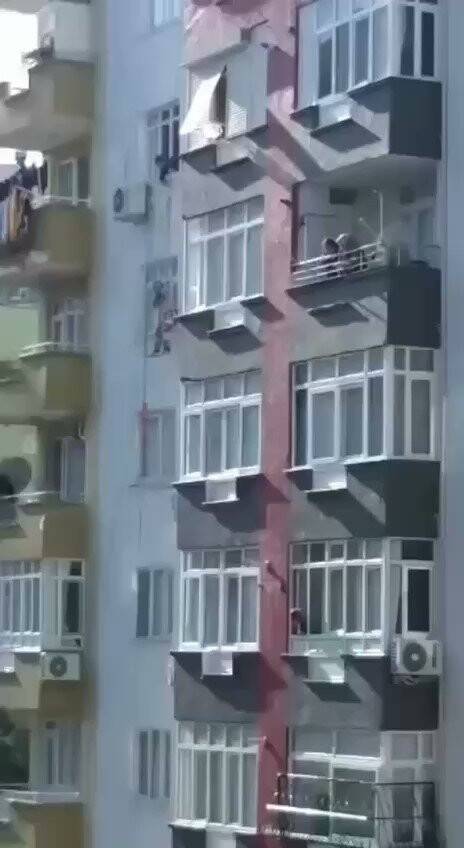 İskele üzerinden apartmanı boyayan işçiyi emniyet kemeri kurtardı