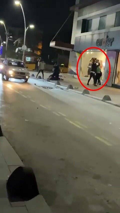 Kavga ettiği kişinin sırtında sandalye kırdı
