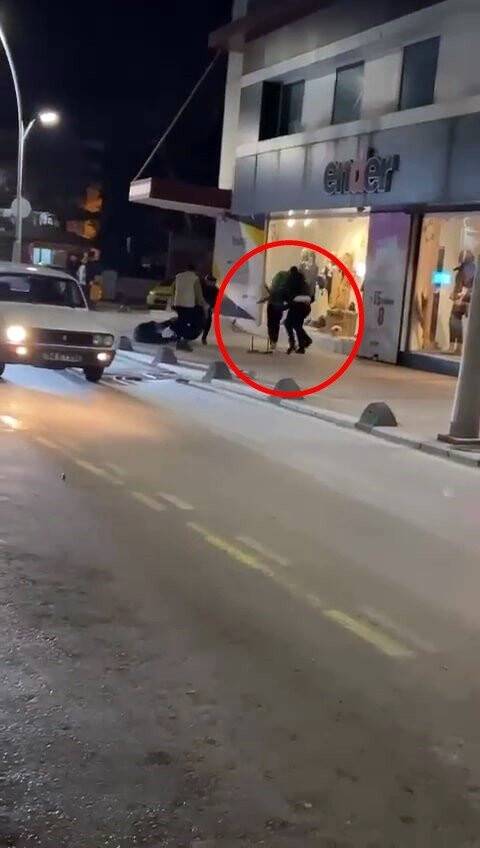 Kavga ettiği kişinin sırtında sandalye kırdı