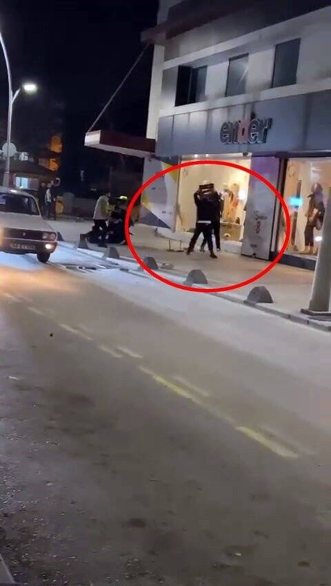 Kavga ettiği kişinin sırtında sandalye kırdı