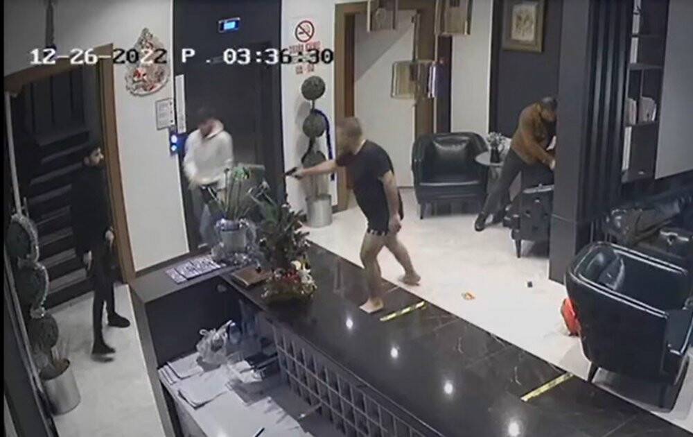 Manisa’da bir otelde film gibi çatışma güvenlik kameralarına yansıdı