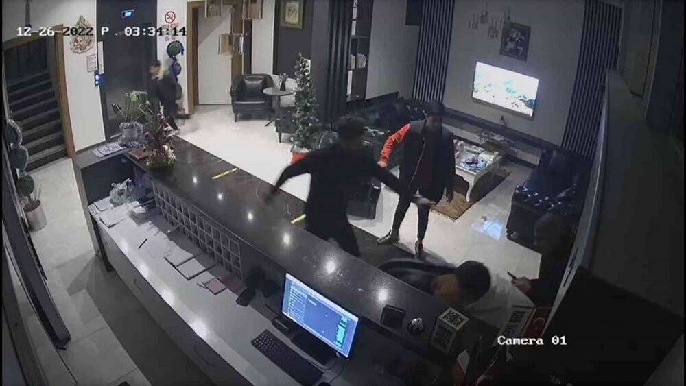 Manisa’da bir otelde film gibi çatışma güvenlik kameralarına yansıdı