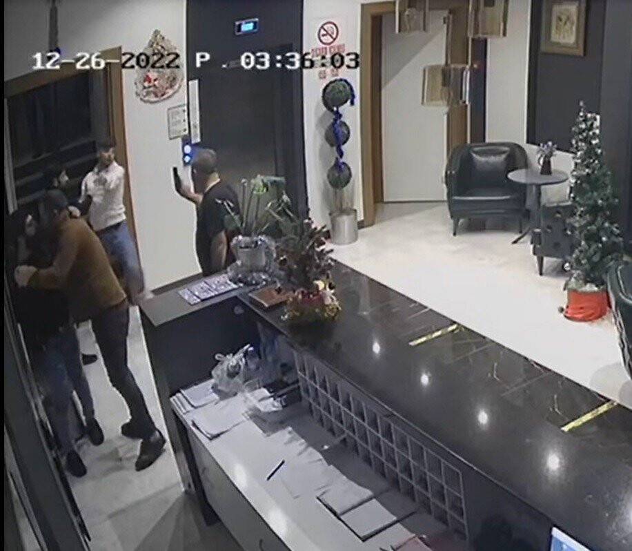 Manisa’da bir otelde film gibi çatışma güvenlik kameralarına yansıdı