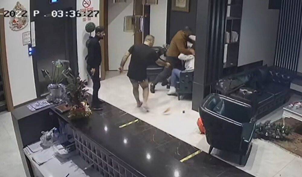Manisa’da bir otelde film gibi çatışma güvenlik kameralarına yansıdı